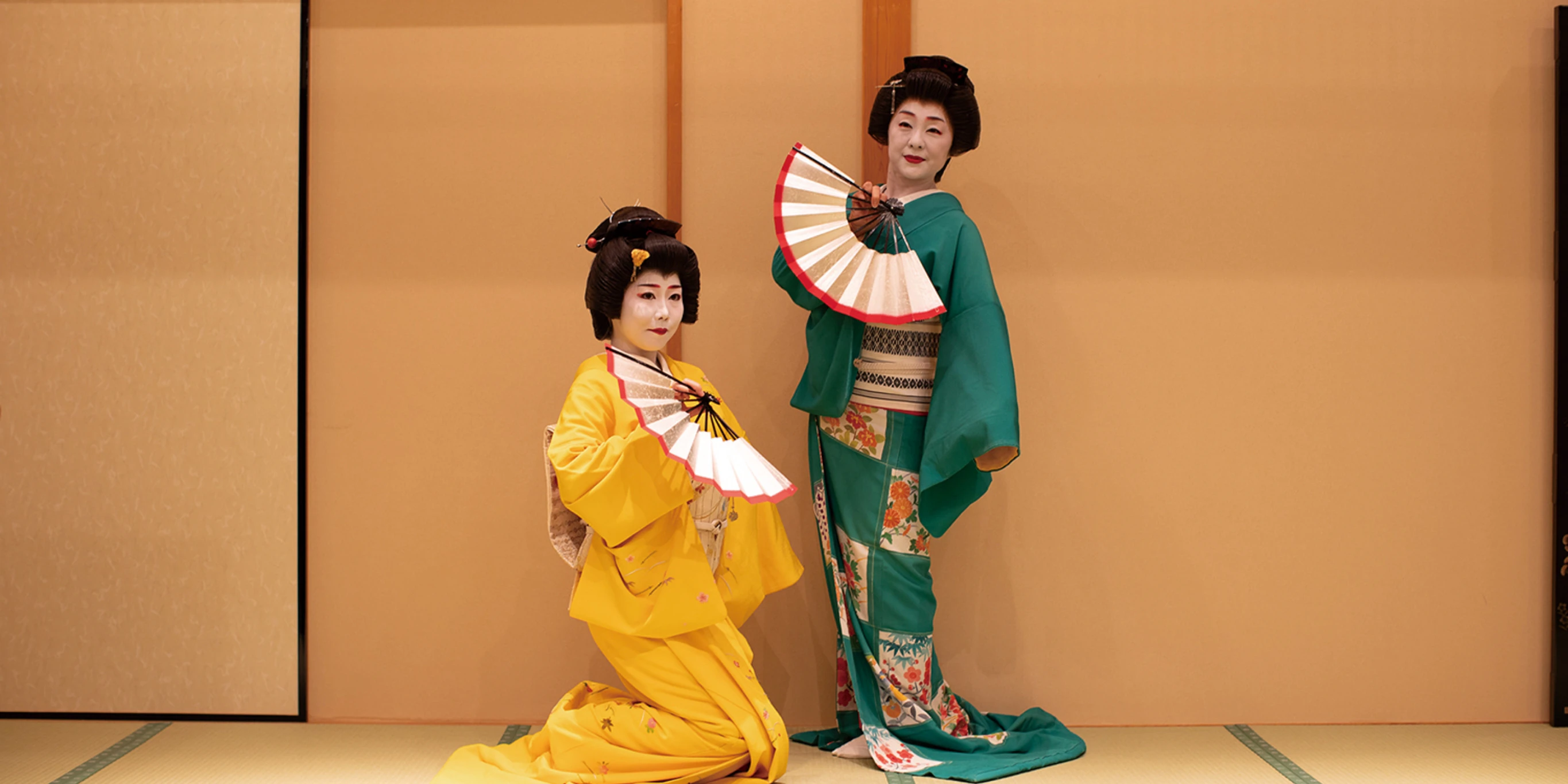 芸妓の舞 - 扇子を持った優雅な舞踊